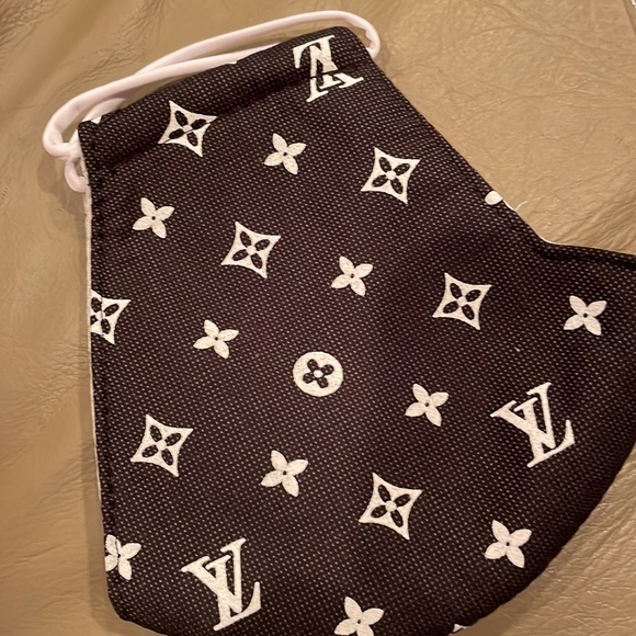 Brand new mask. - Picture 2 of 3